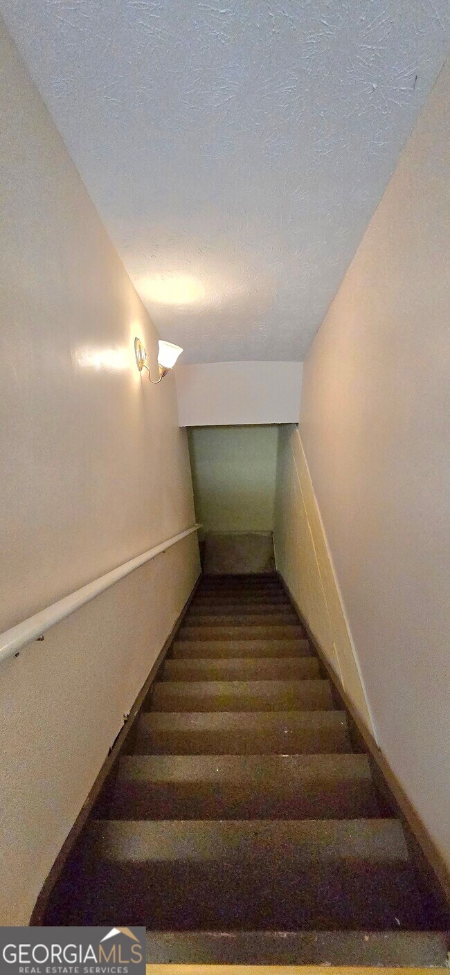 Building Photo - 610 James Ridge Dr