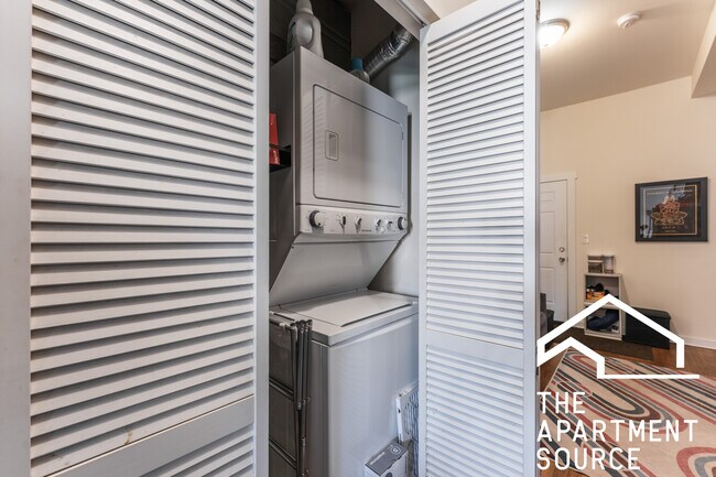 Building Photo - 2146 W Chicago Ave