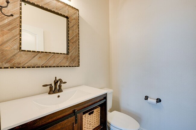 Building Photo - Luxurious 4 bd 3.5 bth Henderson Home in G...