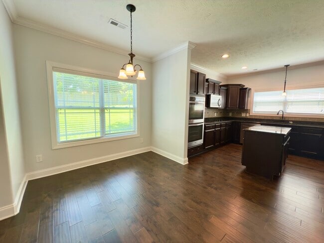 Building Photo - 532 Larkspur Dr