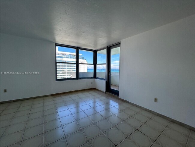 Building Photo - 2899 Collins Ave