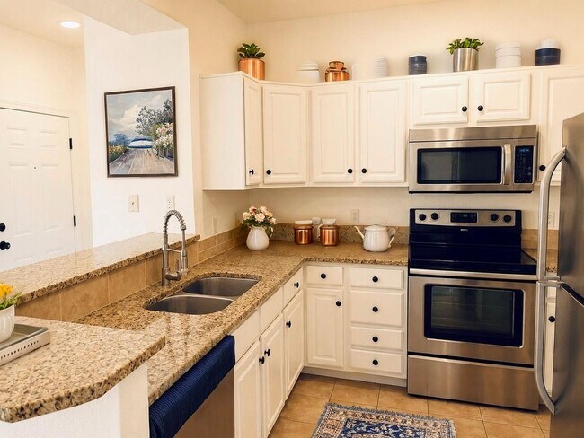 Building Photo - Top-Floor 2 Bed/2 Bath Condo in SE Fort Collins - Pool, Hot Tub & Fitness Center - $1,895/mo - Mo...