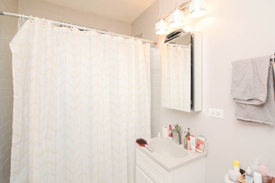 Building Photo - 817 W Lakeside Pl