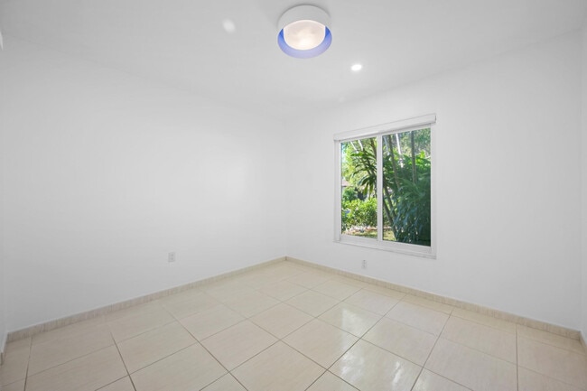 Building Photo - 9515 SW 118th Ct