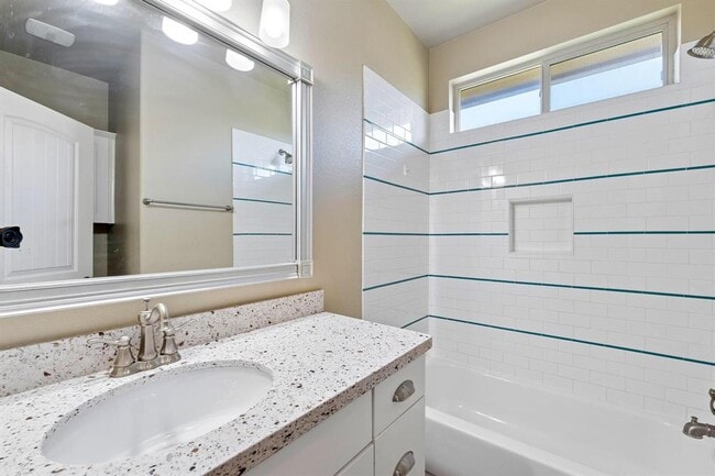 Building Photo - 501 S Meadowlark St