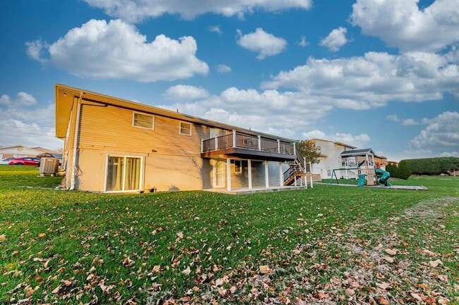 Building Photo - 670 Killarney Dr