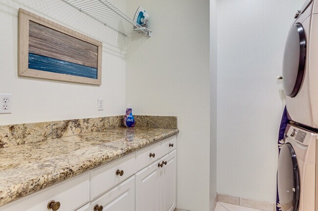 Building Photo - 166 21st Ave N