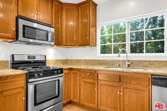 Building Photo - 743 N Las Palmas Ave