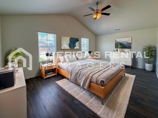 Building Photo - Move-in Special! Beautiful 5 Bed, 2 Bath h...
