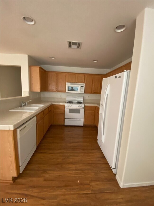 Building Photo - 987 Cantabria Heights Ave