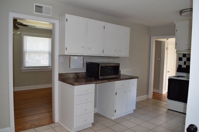 Building Photo - Nice Westend Brick home in the U of R area