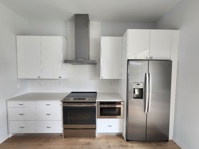 Building Photo - Beautiful 3-Bed, 3.5-Bath Townhome in Tamp...