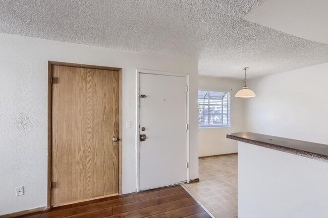 Building Photo - LOVELY 2 bedroom Condo Ready for Immediate Move in!!