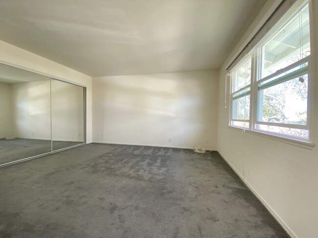 Building Photo - Modern Elegance in North Clairemont! Updat...