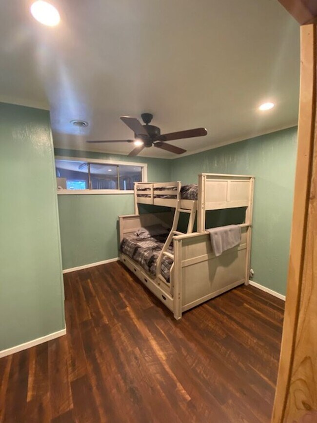 Building Photo - Lovely 3BD furnished home avail. for a Sea...