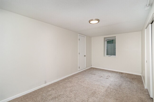 Building Photo - Spacious 5bed|2bath Home w/ Large Backyard...