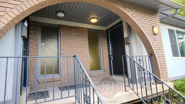 Building Photo - Remodeled 3 Bd 2 Ba Duplex Above Foothill