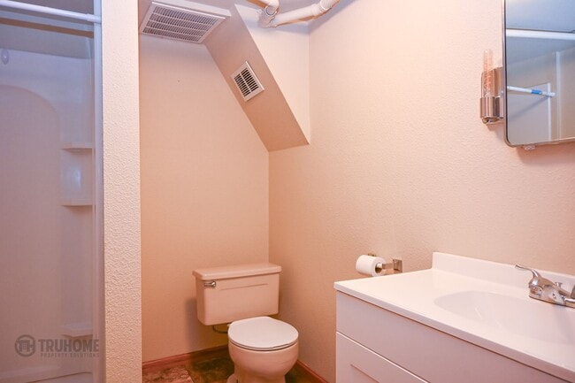 Building Photo - 4 Bed 2 Bath in Prime Location: Your Perfect Home Close to UND!