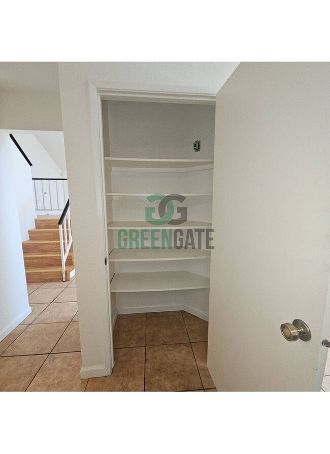 Building Photo - Beautiful 3 BEDROOM 2.5 BATH HOME IN MODES...