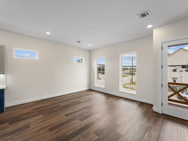 Building Photo - 3903 Pinemont Dr