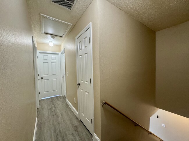 Building Photo - Fully renovated Townhome for Rent in Daven...