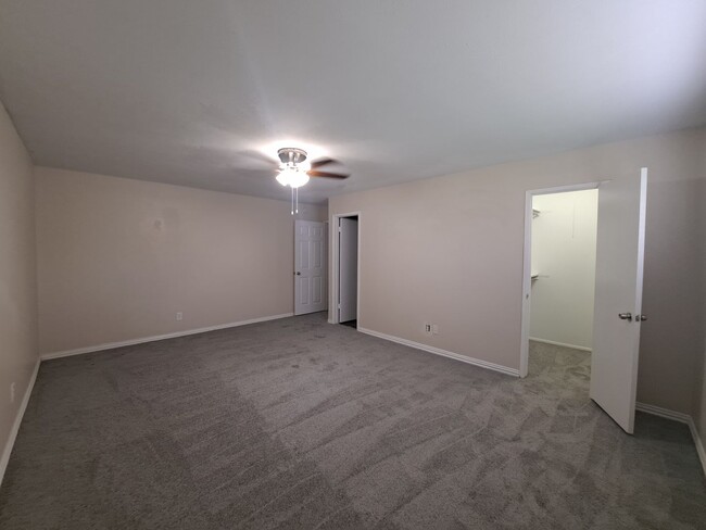 Building Photo - Move In Ready!  3/2/2 Great Location