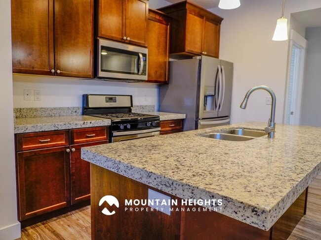 Building Photo - 824 Newfield Dr