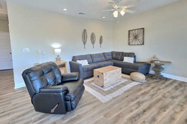 Building Photo - Fully furnished 2-bedroom house on the bayou!