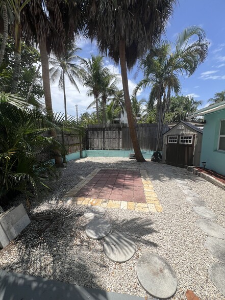 Private garden/courtyard - 205 Coral Rd