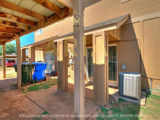 Building Photo - Spacious 2 Bed/1.5 Bath Norman Townhome Av...