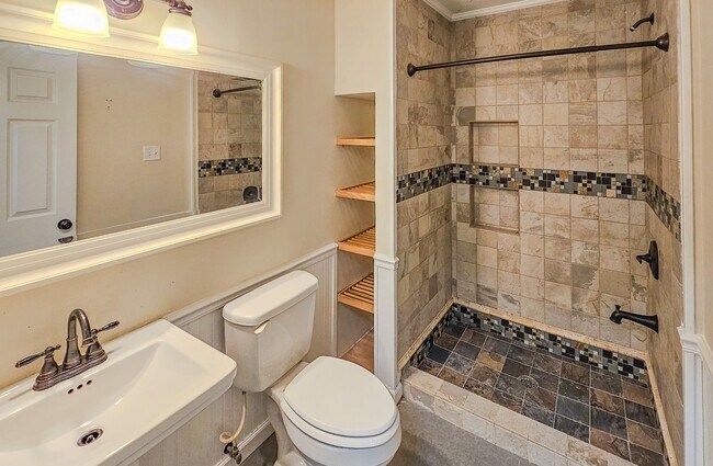 Building Photo - West Knoxville 37923 - 2 bedroom, 1.5 bath condo with hardwood floors - Contact Ryan Fogarty (865...