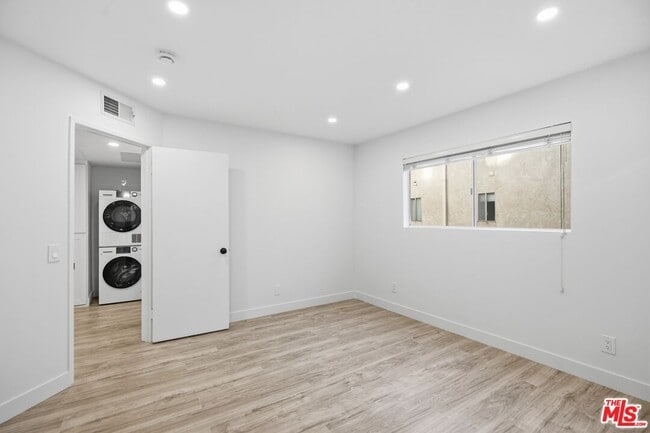 Building Photo - 13025 Moorpark St