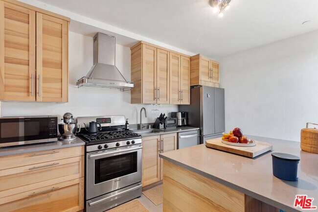 Building Photo - 3248 Descanso Dr