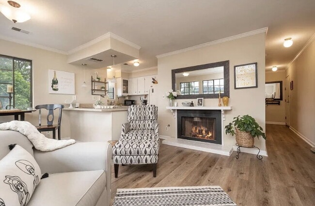 Building Photo - "Charming 1-Bed Sanctuary with Hardwood Floors & Central Vacuum in San Mateo!"