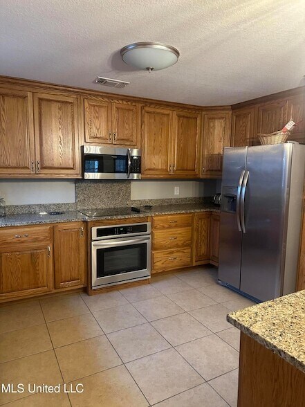 Building Photo - 10325 Clearwater Rd