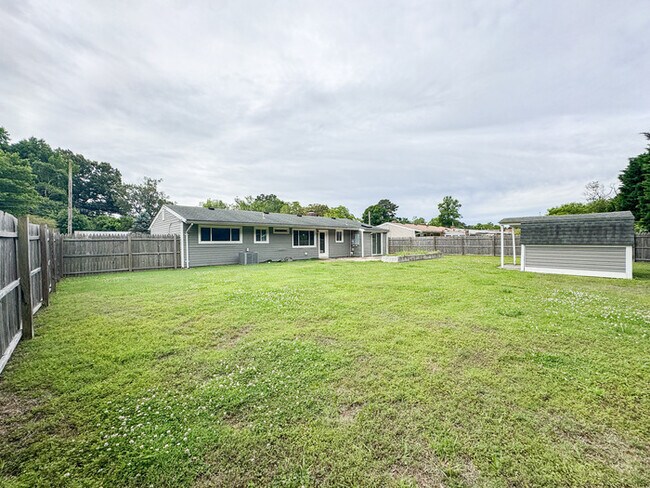 Building Photo - Charming Ranch in Highly Sought-After Grea...