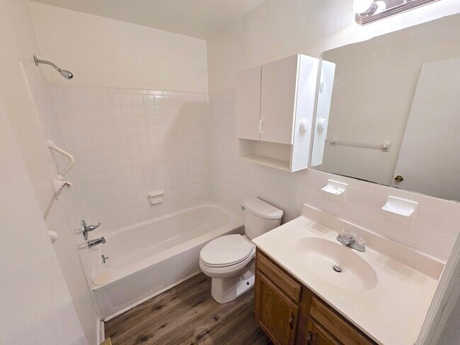 Building Photo - SPACIOUS 4 BED/2.5 TOWNHOME IN GREAT NECK!...