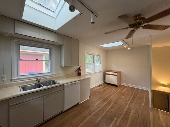 Building Photo - Spacious 4 Bed 2.5 bath Home Close to Fort...