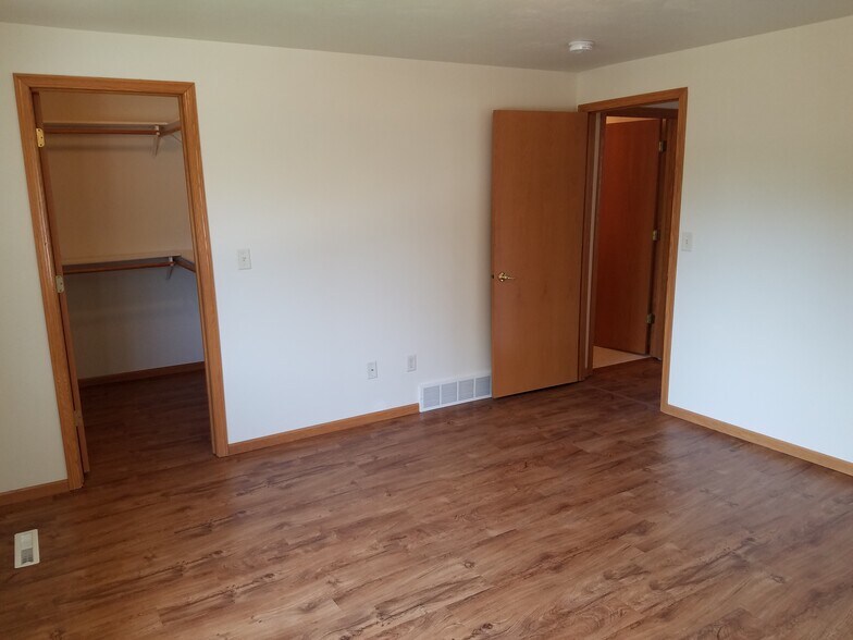 Building Photo - 3290 Windland Dr