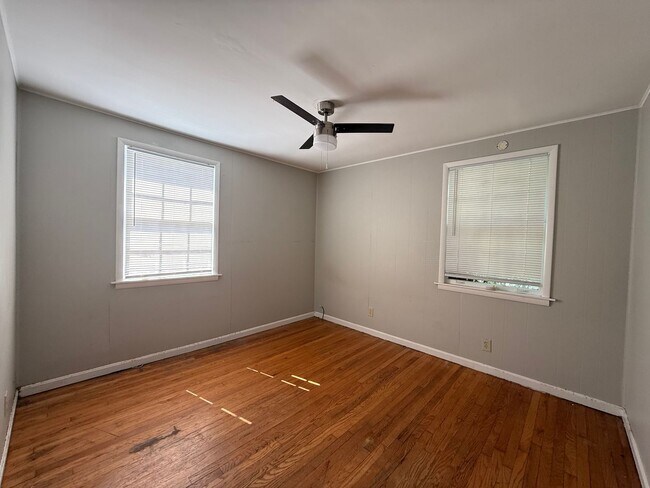 Building Photo - Pet-Friendly 2-Bedroom Home with Fenced Yard and Parking in Nashville, TN