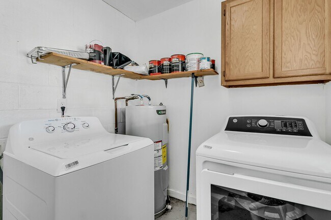 Building Photo - 3 Bedroom 1.5 Bath Town Home in North Char...