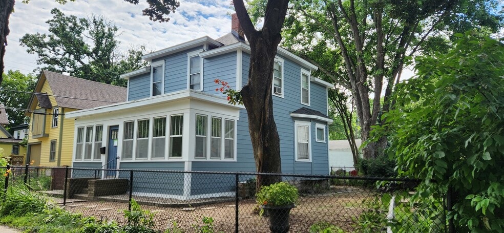 Building Photo - 1015 17th Ave N