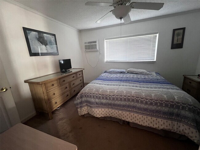 Building Photo - 2850 NE 30th St