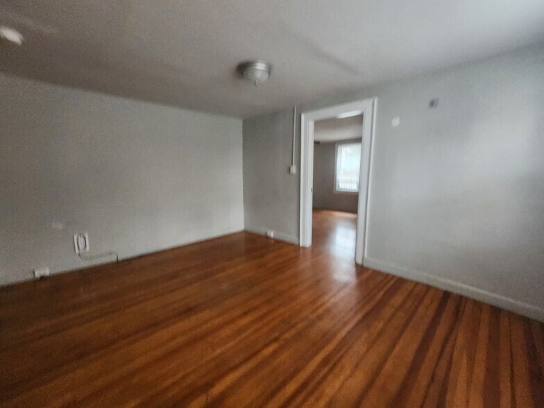 Building Photo - 300 W Elm St