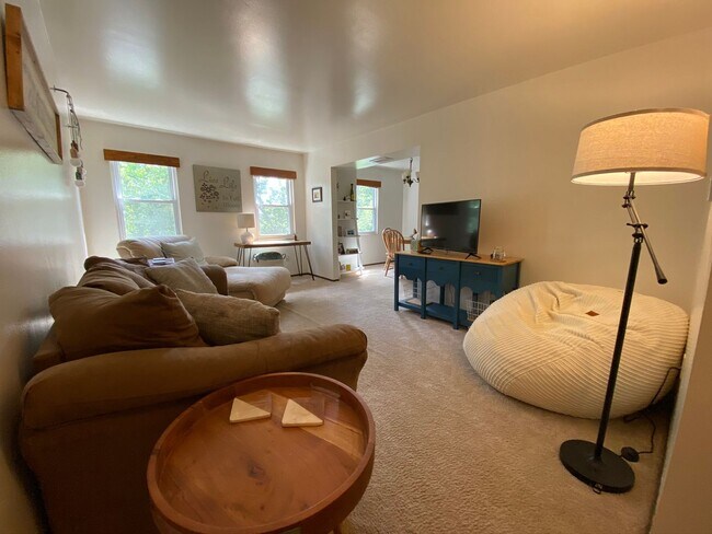 Building Photo - Beautiful 2 Bedroom Apartment in Prime Bellevue Location! Close to Downtown, Shopping, Dining & M...