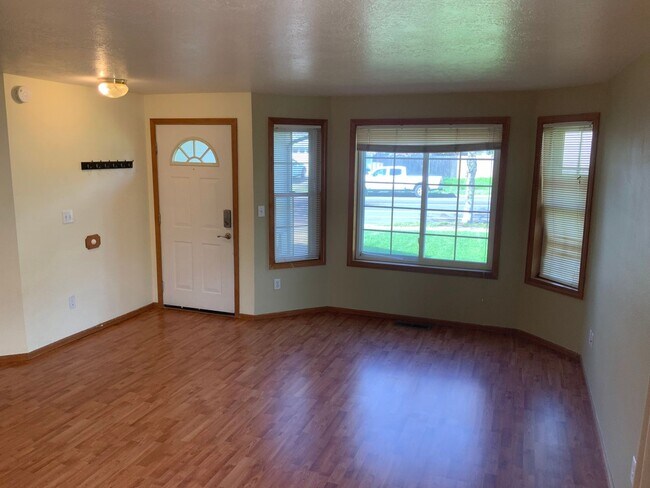 Building Photo - 3 Bedroom, 2 Bathroom House in Springfield