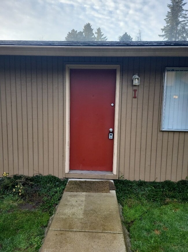 Building Photo - 1/2 off 1st Month's Rent- Detached Garage ...