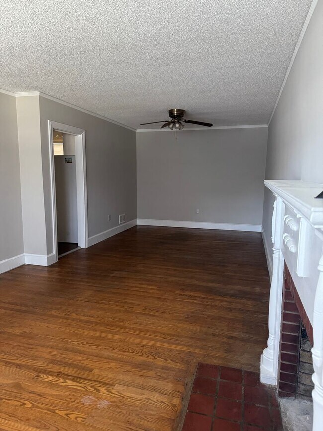 Building Photo - Great Price and location!