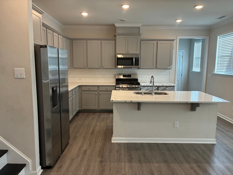 Building Photo - Room in House on Hopper Cir