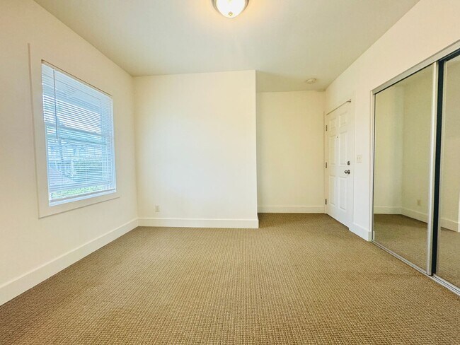 Building Photo - STUDIO RIGHT OUTSIDE OF DOWNTOWN! $1,495/m...